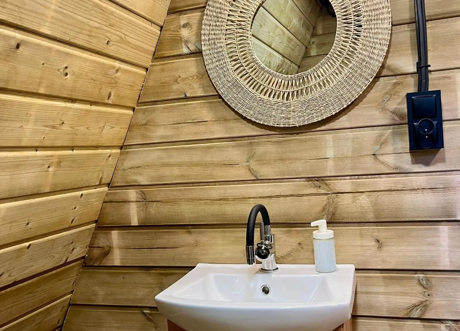 فندق Metropolis Campglamping سوبوت بولندا